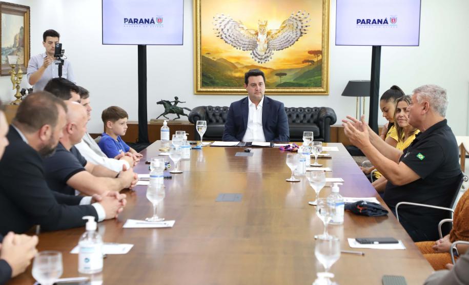 O governador Carlos Massa Ratinho Junior recebeu nesta segunda-feira (25) no Palácio Iguaçu dois atletas paranaenses que têm se destacado internacionalmente nas suas modalidades: a ginasta Bárbara Domingos, que se classificou para disputar as Olimpíadas de Paris de 2024, e o lutador de karatê Igor Samuel Schlosser, campeão mundial na categoria até 11 anos.