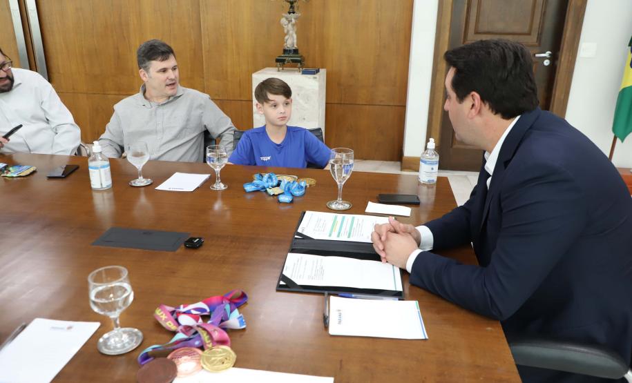 O governador Carlos Massa Ratinho Junior recebeu nesta segunda-feira (25) no Palácio Iguaçu dois atletas paranaenses que têm se destacado internacionalmente nas suas modalidades: a ginasta Bárbara Domingos, que se classificou para disputar as Olimpíadas de Paris de 2024, e o lutador de karatê Igor Samuel Schlosser, campeão mundial na categoria até 11 anos.