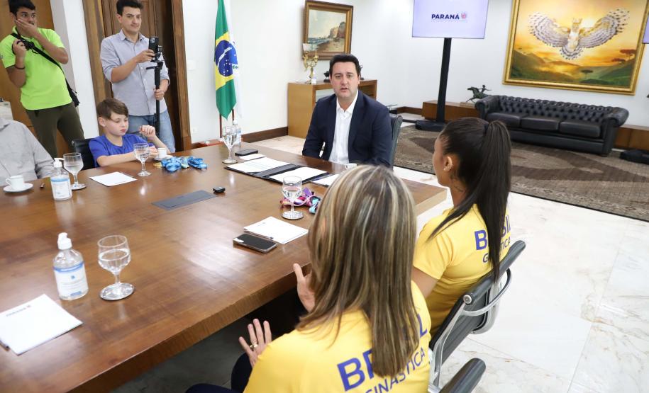 O governador Carlos Massa Ratinho Junior recebeu nesta segunda-feira (25) no Palácio Iguaçu dois atletas paranaenses que têm se destacado internacionalmente nas suas modalidades: a ginasta Bárbara Domingos, que se classificou para disputar as Olimpíadas de Paris de 2024, e o lutador de karatê Igor Samuel Schlosser, campeão mundial na categoria até 11 anos.