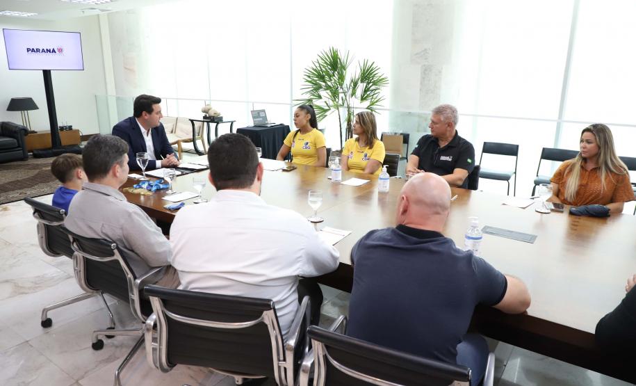 O governador Carlos Massa Ratinho Junior recebeu nesta segunda-feira (25) no Palácio Iguaçu dois atletas paranaenses que têm se destacado internacionalmente nas suas modalidades: a ginasta Bárbara Domingos, que se classificou para disputar as Olimpíadas de Paris de 2024, e o lutador de karatê Igor Samuel Schlosser, campeão mundial na categoria até 11 anos.
