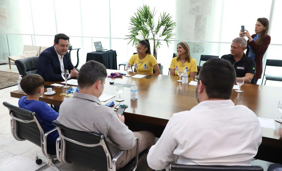 O governador Carlos Massa Ratinho Junior recebeu nesta segunda-feira (25) no Palácio Iguaçu dois atletas paranaenses que têm se destacado internacionalmente nas suas modalidades: a ginasta Bárbara Domingos, que se classificou para disputar as Olimpíadas de Paris de 2024, e o lutador de karatê Igor Samuel Schlosser, campeão mundial na categoria até 11 anos.