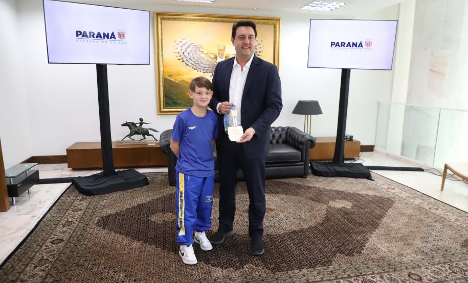 O governador Carlos Massa Ratinho Junior recebeu nesta segunda-feira (25) no Palácio Iguaçu dois atletas paranaenses que têm se destacado internacionalmente nas suas modalidades: a ginasta Bárbara Domingos, que se classificou para disputar as Olimpíadas de Paris de 2024, e o lutador de karatê Igor Samuel Schlosser, campeão mundial na categoria até 11 anos.