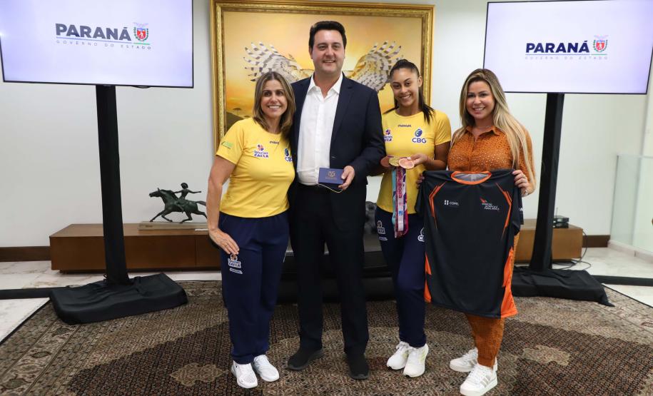 O governador Carlos Massa Ratinho Junior recebeu nesta segunda-feira (25) no Palácio Iguaçu dois atletas paranaenses que têm se destacado internacionalmente nas suas modalidades: a ginasta Bárbara Domingos, que se classificou para disputar as Olimpíadas de Paris de 2024, e o lutador de karatê Igor Samuel Schlosser, campeão mundial na categoria até 11 anos.