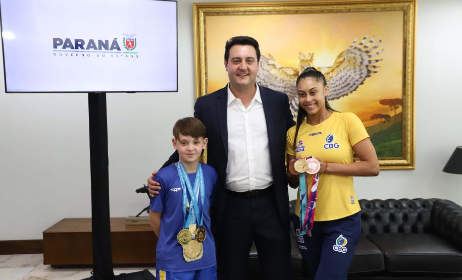 O governador Carlos Massa Ratinho Junior recebeu nesta segunda-feira (25) no Palácio Iguaçu dois atletas paranaenses que têm se destacado internacionalmente nas suas modalidades: a ginasta Bárbara Domingos, que se classificou para disputar as Olimpíadas de Paris de 2024, e o lutador de karatê Igor Samuel Schlosser, campeão mundial na categoria até 11 anos.