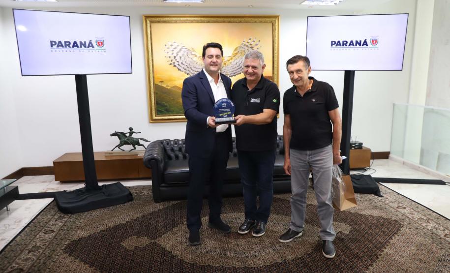 O governador Carlos Massa Ratinho Junior recebeu nesta segunda-feira (25) no Palácio Iguaçu dois atletas paranaenses que têm se destacado internacionalmente nas suas modalidades: a ginasta Bárbara Domingos, que se classificou para disputar as Olimpíadas de Paris de 2024, e o lutador de karatê Igor Samuel Schlosser, campeão mundial na categoria até 11 anos.