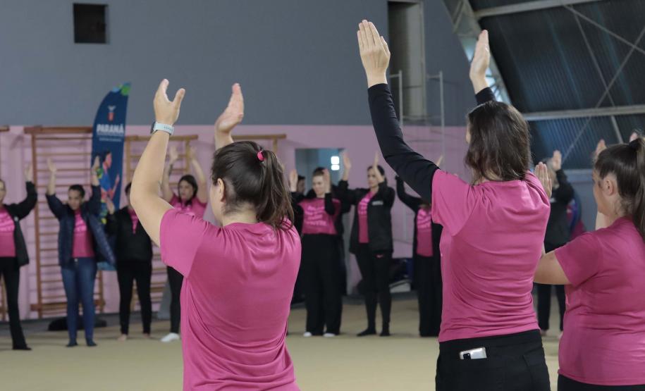 Evento reuniu cerca de 100 participantes, entre servidoras da secretaria e mulheres da comunidade local. Ideia foi incentivar a prática do esporte em favor da saúde integral e falar sobre autocuidado e prevenção do câncer de mama e de colo do útero.