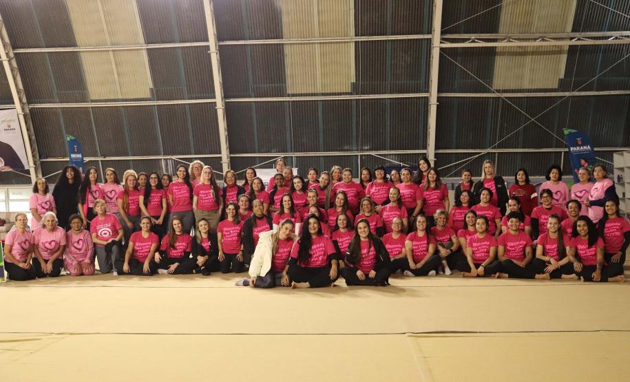 Evento reuniu cerca de 100 participantes, entre servidoras da secretaria e mulheres da comunidade local. Ideia foi incentivar a prática do esporte em favor da saúde integral e falar sobre autocuidado e prevenção do câncer de mama e de colo do útero.