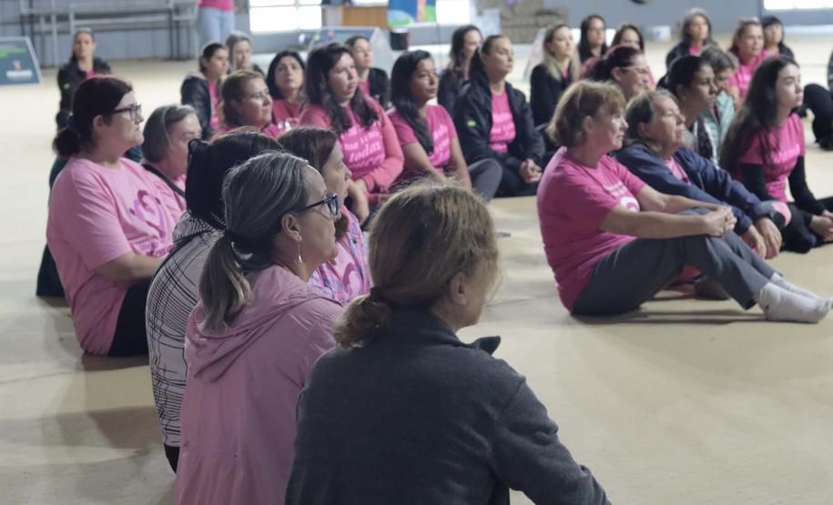 Evento reuniu cerca de 100 participantes, entre servidoras da secretaria e mulheres da comunidade local. Ideia foi incentivar a prática do esporte em favor da saúde integral e falar sobre autocuidado e prevenção do câncer de mama e de colo do útero.