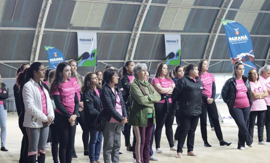 Evento reuniu cerca de 100 participantes, entre servidoras da secretaria e mulheres da comunidade local. Ideia foi incentivar a prática do esporte em favor da saúde integral e falar sobre autocuidado e prevenção do câncer de mama e de colo do útero.