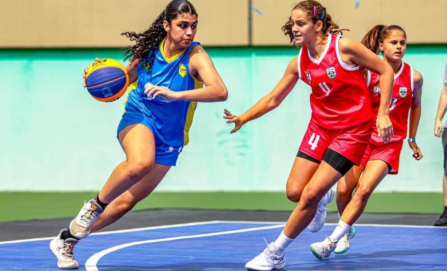 A delegação paranaense vai estrear nesta sexta-feira nos Jogos Escolares Brasileiros (JEBS), em Brasília. O campeonato organizado pela Confederação Brasileira do Desporto Escolar (CBDE) acontece entre os dias 27 de outubro e 8 de novembro com 15 modalidades oficiais e quatro demonstrativas.