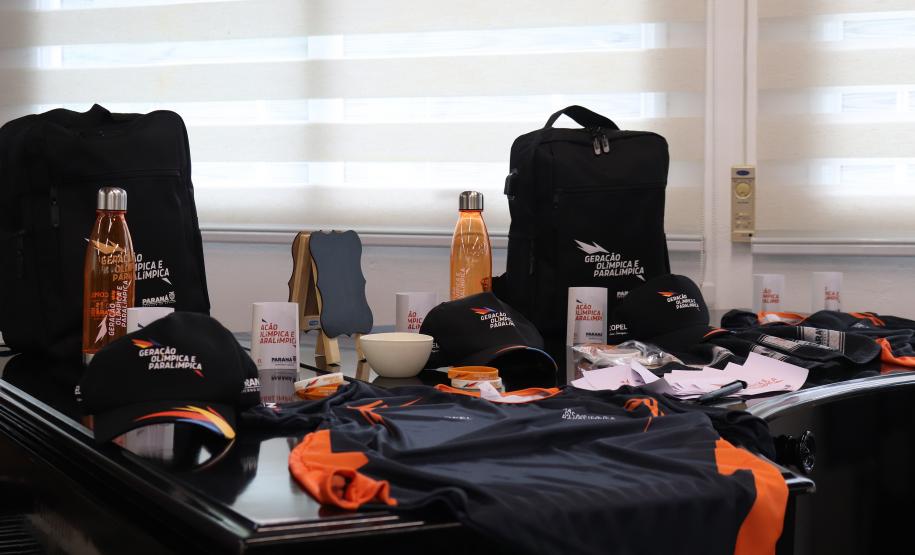 Kits são entregues para bolsistas do programa Geração Olímpica e Paralímpica.