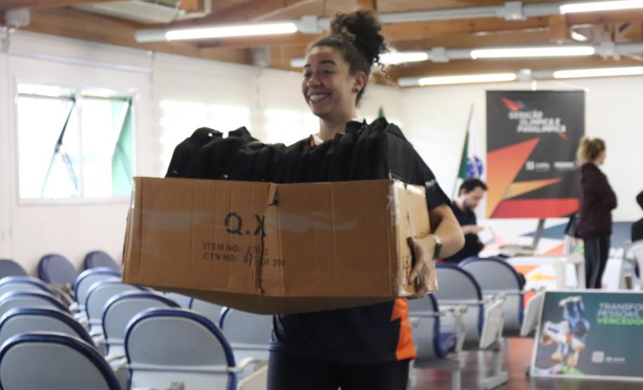 Kits são entregues para bolsistas do programa Geração Olímpica e Paralímpica.
