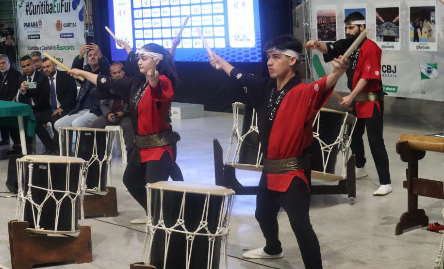 O Campeonato Brasileiro de Judô (CBJ) levou mais de mil pessoas ao Ginásio de Esportes do Tarumã, em Curitiba, neste fim de semana, para acompanhar lutas femininas e masculinas de atletas de 13 a 15 anos, de todos os estados