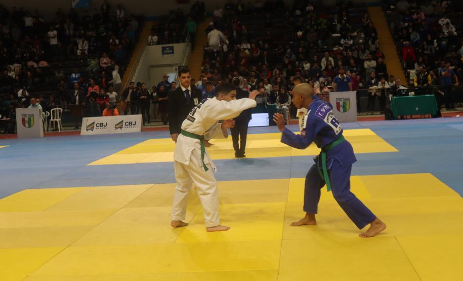 O Campeonato Brasileiro de Judô (CBJ) levou mais de mil pessoas ao Ginásio de Esportes do Tarumã, em Curitiba, neste fim de semana, para acompanhar lutas femininas e masculinas de atletas de 13 a 15 anos, de todos os estados