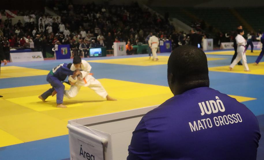 O Campeonato Brasileiro de Judô (CBJ) levou mais de mil pessoas ao Ginásio de Esportes do Tarumã, em Curitiba, neste fim de semana, para acompanhar lutas femininas e masculinas de atletas de 13 a 15 anos, de todos os estados