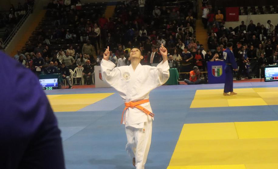 O Campeonato Brasileiro de Judô (CBJ) levou mais de mil pessoas ao Ginásio de Esportes do Tarumã, em Curitiba, neste fim de semana, para acompanhar lutas femininas e masculinas de atletas de 13 a 15 anos, de todos os estados