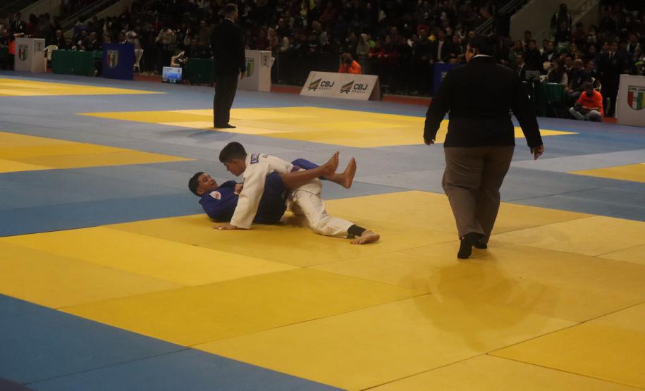 O Campeonato Brasileiro de Judô (CBJ) levou mais de mil pessoas ao Ginásio de Esportes do Tarumã, em Curitiba, neste fim de semana, para acompanhar lutas femininas e masculinas de atletas de 13 a 15 anos, de todos os estados