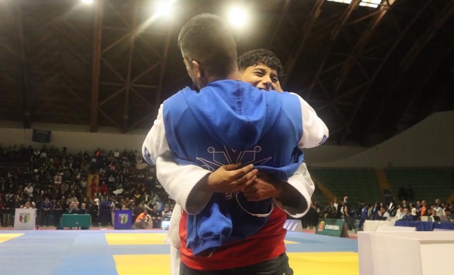O Campeonato Brasileiro de Judô (CBJ) levou mais de mil pessoas ao Ginásio de Esportes do Tarumã, em Curitiba, neste fim de semana, para acompanhar lutas femininas e masculinas de atletas de 13 a 15 anos, de todos os estados