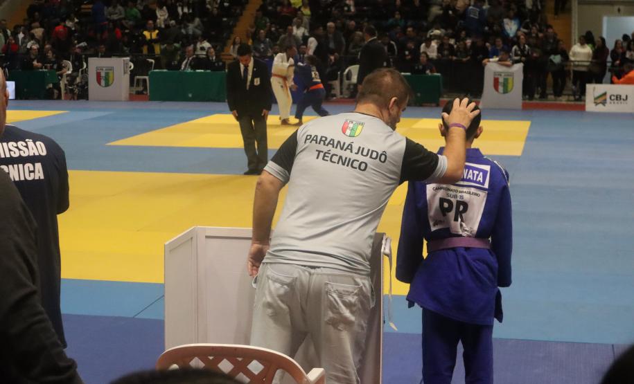 O Campeonato Brasileiro de Judô (CBJ) levou mais de mil pessoas ao Ginásio de Esportes do Tarumã, em Curitiba, neste fim de semana, para acompanhar lutas femininas e masculinas de atletas de 13 a 15 anos, de todos os estados