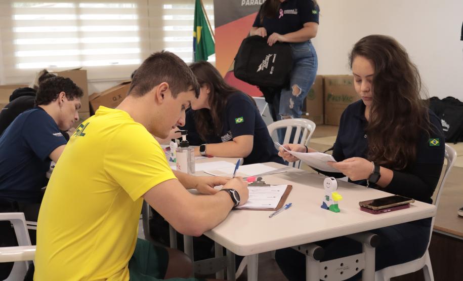 Kits são entregues para bolsistas do programa Geração Olímpica e Paralímpica.