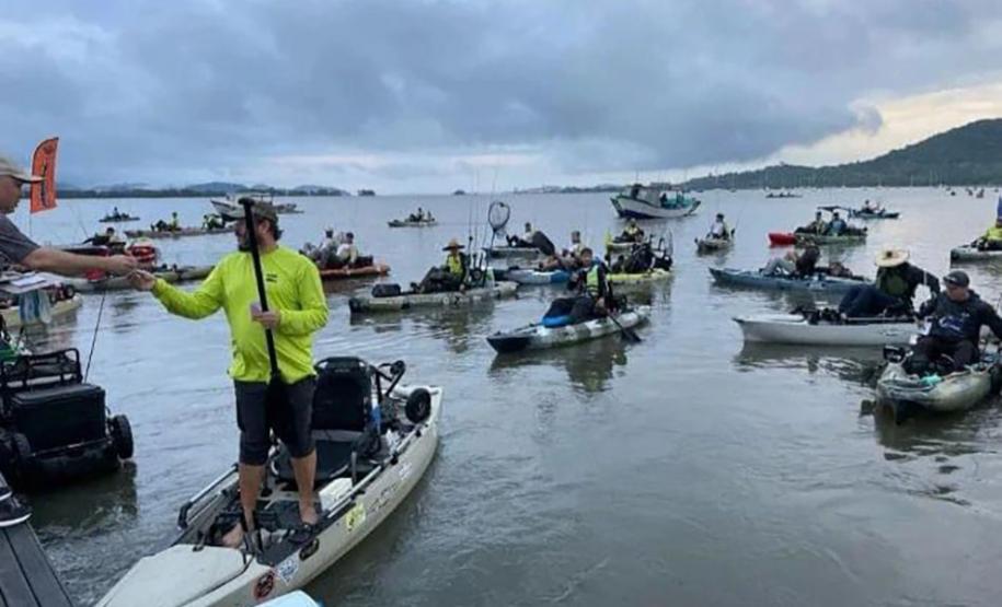 Natação em águas abertas, surf e pesca com caiaques agitam o Litoral no fim de semana