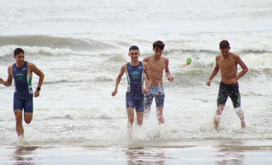 A 1ª etapa do Circuito Paranaense de Águas Abertas movimentou o mar e as areias da Praia Central de Guaratuba