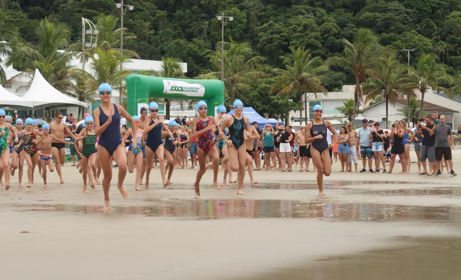 A 1ª etapa do Circuito Paranaense de Águas Abertas movimentou o mar e as areias da Praia Central de Guaratuba