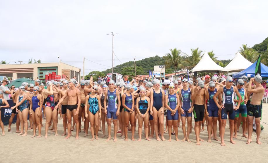 A 1ª etapa do Circuito Paranaense de Águas Abertas movimentou o mar e as areias da Praia Central de Guaratuba