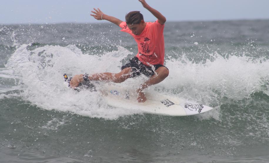Circuito de Surf Amador e Torneio de Caiaque reuniram fãs do esporte no Litoral