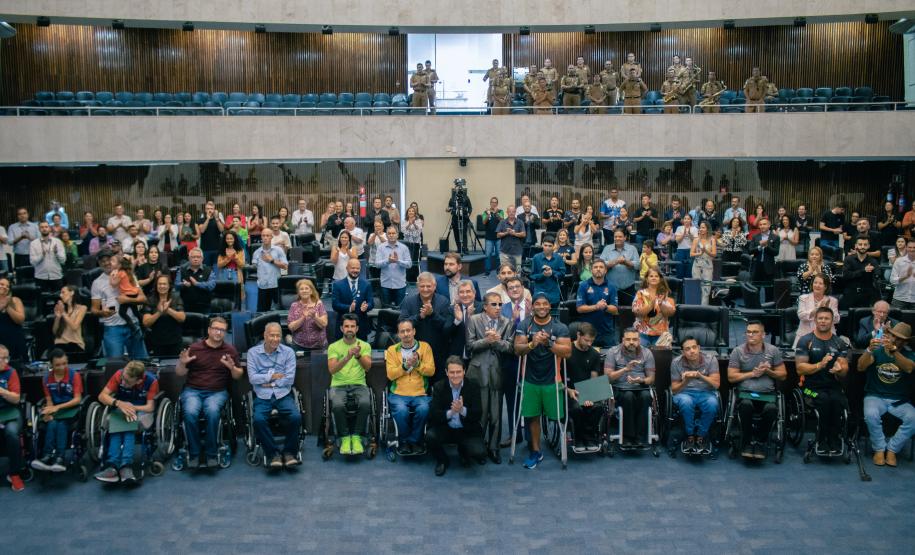 Atletas do paradesporto são homenageados na Assembleia Legislativa do Paraná