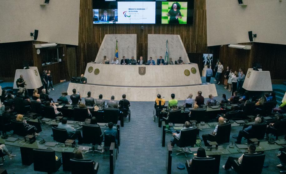 Atletas do paradesporto são homenageados na Assembleia Legislativa do Paraná