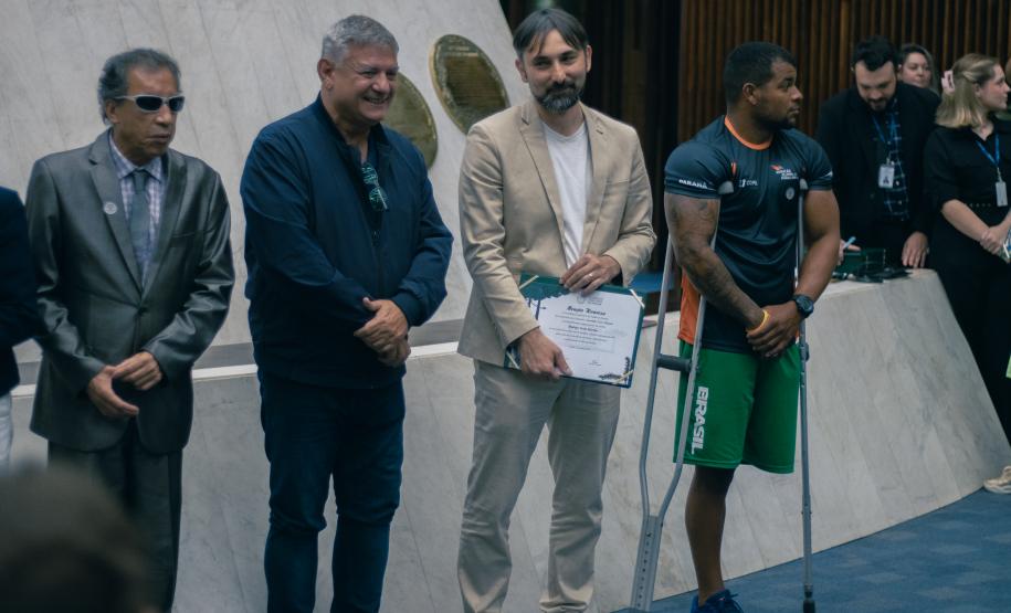 Atletas do paradesporto são homenageados na Assembleia Legislativa do Paraná