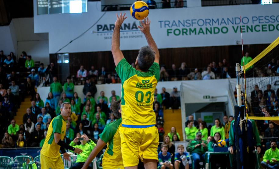 Estrelas do vôlei levam mais de 4 mil pessoas ao Ginásio do Tarumã em prol do Rio Grande do Sul