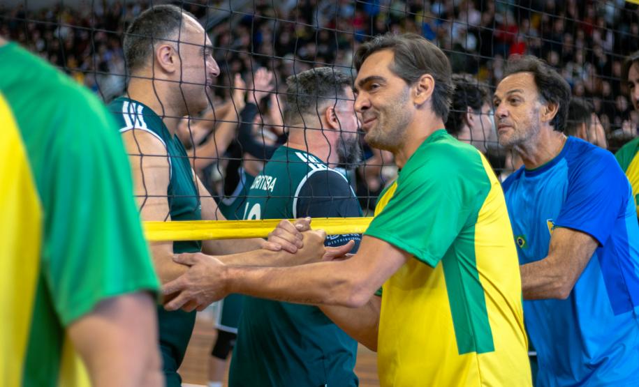 Estrelas do vôlei levam mais de 4 mil pessoas ao Ginásio do Tarumã em prol do Rio Grande do Sul