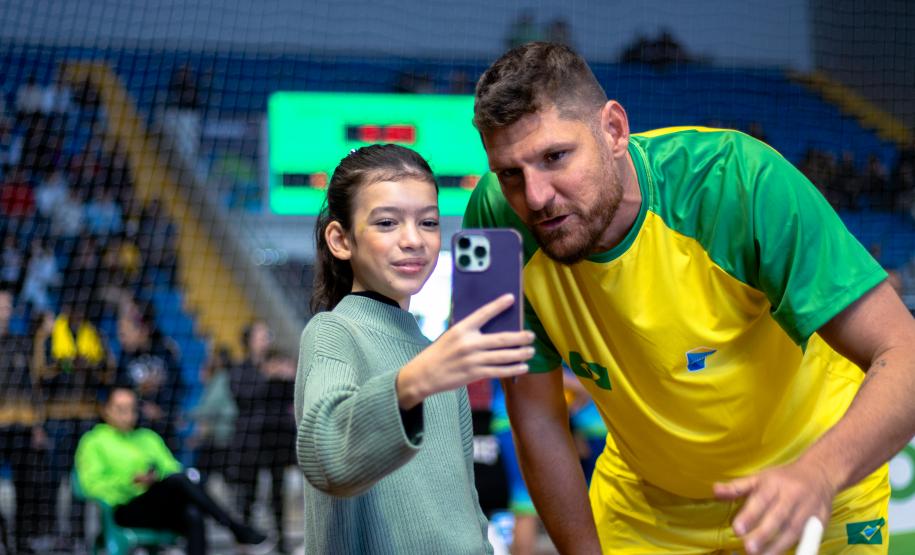 Estrelas do vôlei levam mais de 4 mil pessoas ao Ginásio do Tarumã em prol do Rio Grande do Sul