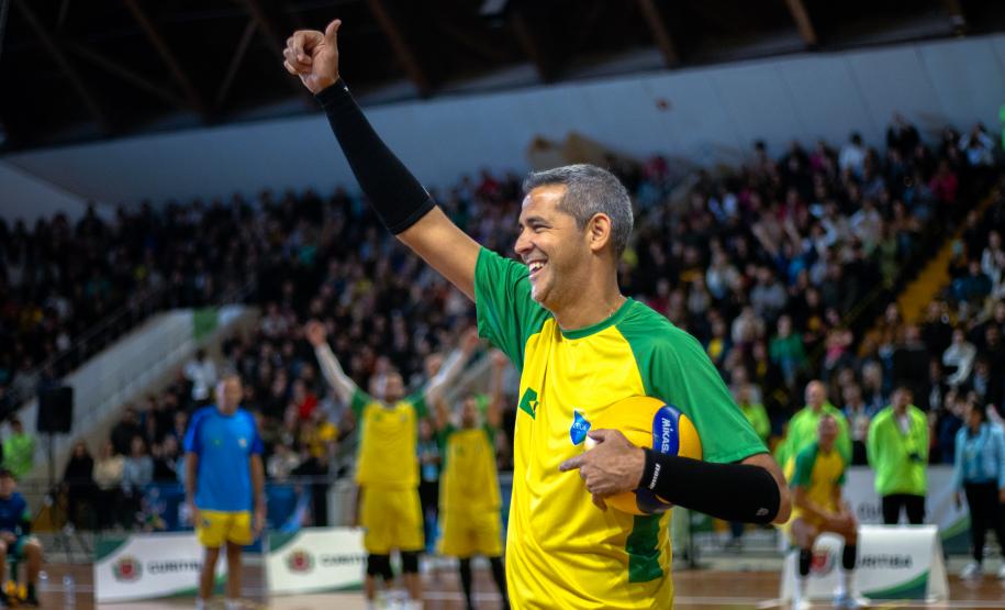 Estrelas do vôlei levam mais de 4 mil pessoas ao Ginásio do Tarumã em prol do Rio Grande do Sul