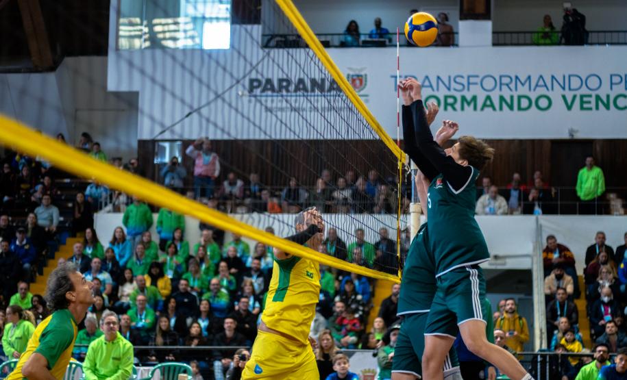 Estrelas do vôlei levam mais de 4 mil pessoas ao Ginásio do Tarumã em prol do Rio Grande do Sul