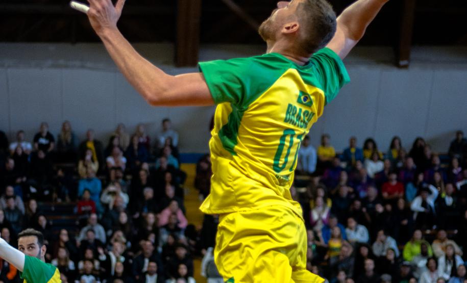 Estrelas do vôlei levam mais de 4 mil pessoas ao Ginásio do Tarumã em prol do Rio Grande do Sul