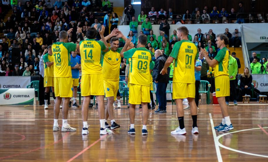 Estrelas do vôlei levam mais de 4 mil pessoas ao Ginásio do Tarumã em prol do Rio Grande do Sul