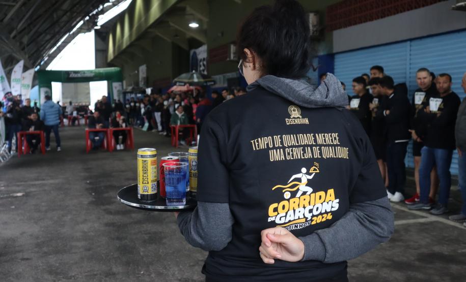 Corrida de Garçons reúne 45 profissionais e leva animação a Matinhos, no Litoral