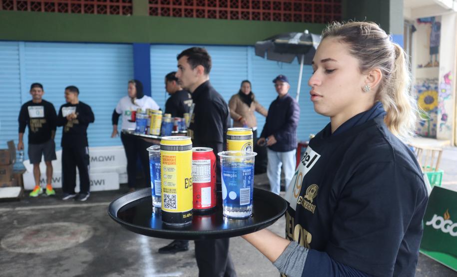 Corrida de Garçons reúne 45 profissionais e leva animação a Matinhos, no Litoral