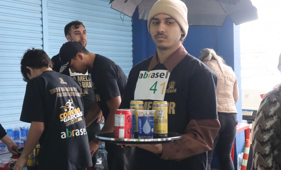 Corrida de Garçons reúne 45 profissionais e leva animação a Matinhos, no Litoral