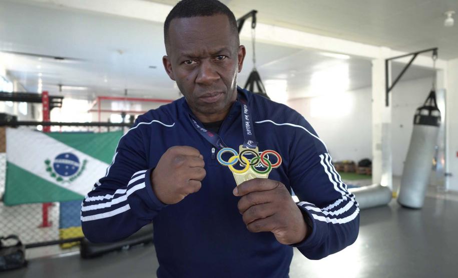 O técnico de boxe Adailton Gonçalves, bolsista do programa estadual Geração Olímpica e Paralímpica, é um dos treinadores da equipe de boxe que disputa à Olimpíada de Paris neste ano. Com 10 atletas, a delegação brasileira tem chance de medalhas, inclusive de ouro, no maior evento esportivo do mundo. É também a chance de manter a tradição conquistada a partir dos Jogos de Londres em 2012: o boxe leva medalhas em todas as edições. Boxeador desde os 9 anos, Adailton disputou as carreiras olímpica, com 68 luta