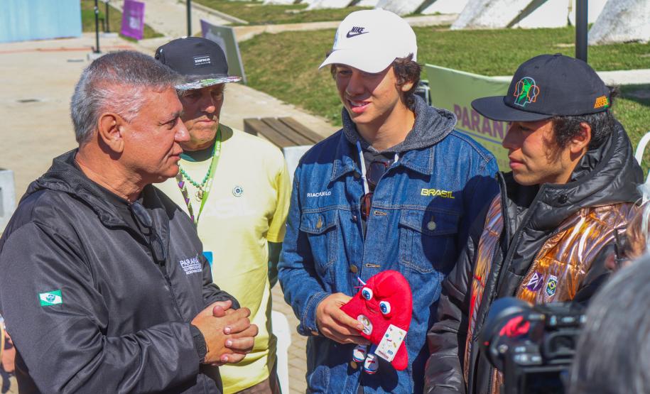 Medalhista olímpico estava acompanhado de outro curitibano que foi destaque na Olimpíada, Luigi Cini, bolsista do programa do Governo Geração Olímpica