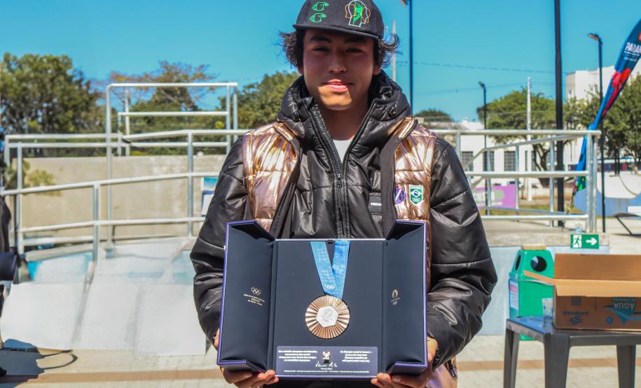 Medalhista olímpico estava acompanhado de outro curitibano que foi destaque na Olimpíada, Luigi Cini, bolsista do programa do Governo Geração Olímpica