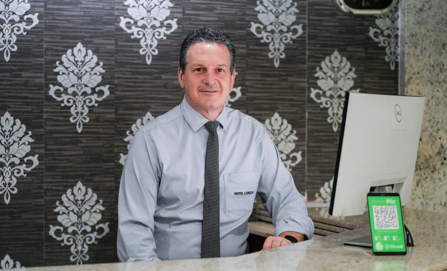Na foto, o gerente do Hotel Loriza, Paulo Dobrowolki, também ressalta o aumento no número de hóspedes. "Estamos com mais de 80% de ocupação graças aos jogos do Governo do Estado. Sem esses eventos, os hotéis estariam quase vazios, como costuma acontecer nos finais de semana"...