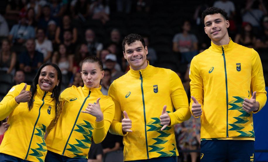 Paranaense Beatriz Carneiro (segunda da esquerda para direita) leva o bronze no revezamento 4 x 100 livre S14 na Paralimpíada de Paris