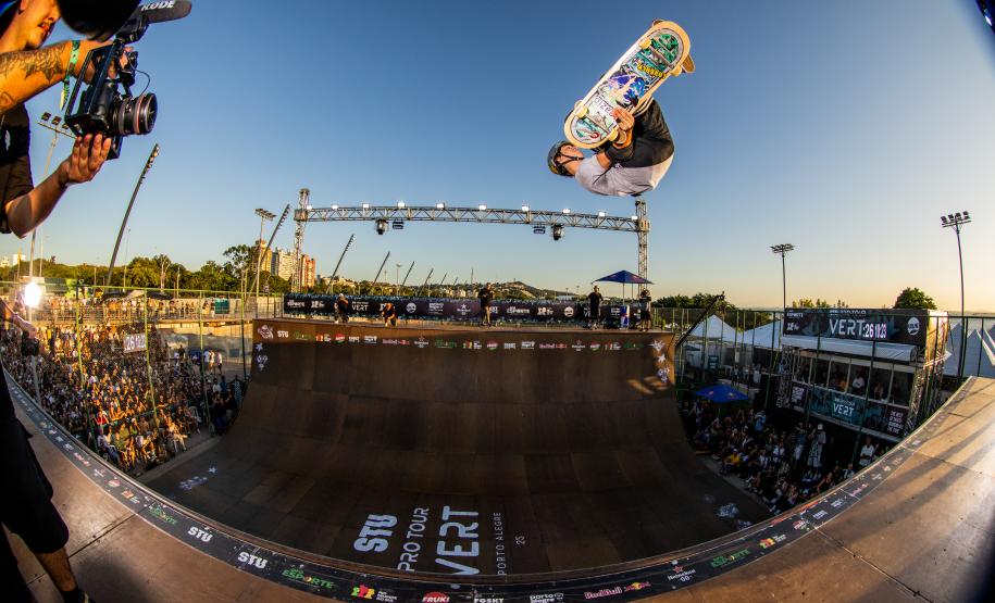 Skatista paranaense Gui Khury iguala recorde de Bob Burnquist em evento internacional