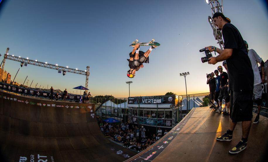 Skatista paranaense Gui Khury iguala recorde de Bob Burnquist em evento internacional