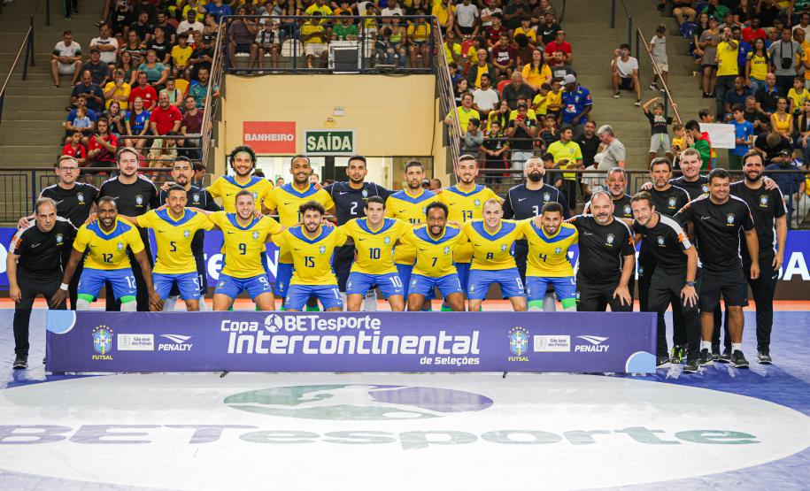 Seleção Brasileira de futsal conquista título com campanha invicta em São José dos Pinhais